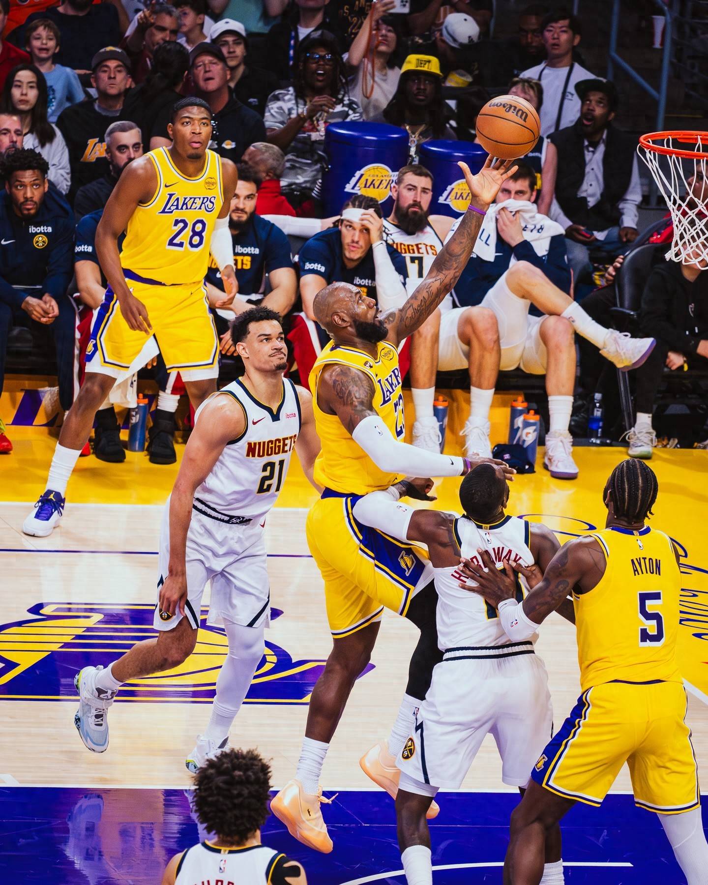 太阳NBA战胜洛杉矶湖人布克关键跳投 太阳NBA战胜洛杉矶湖人布克关键跳投